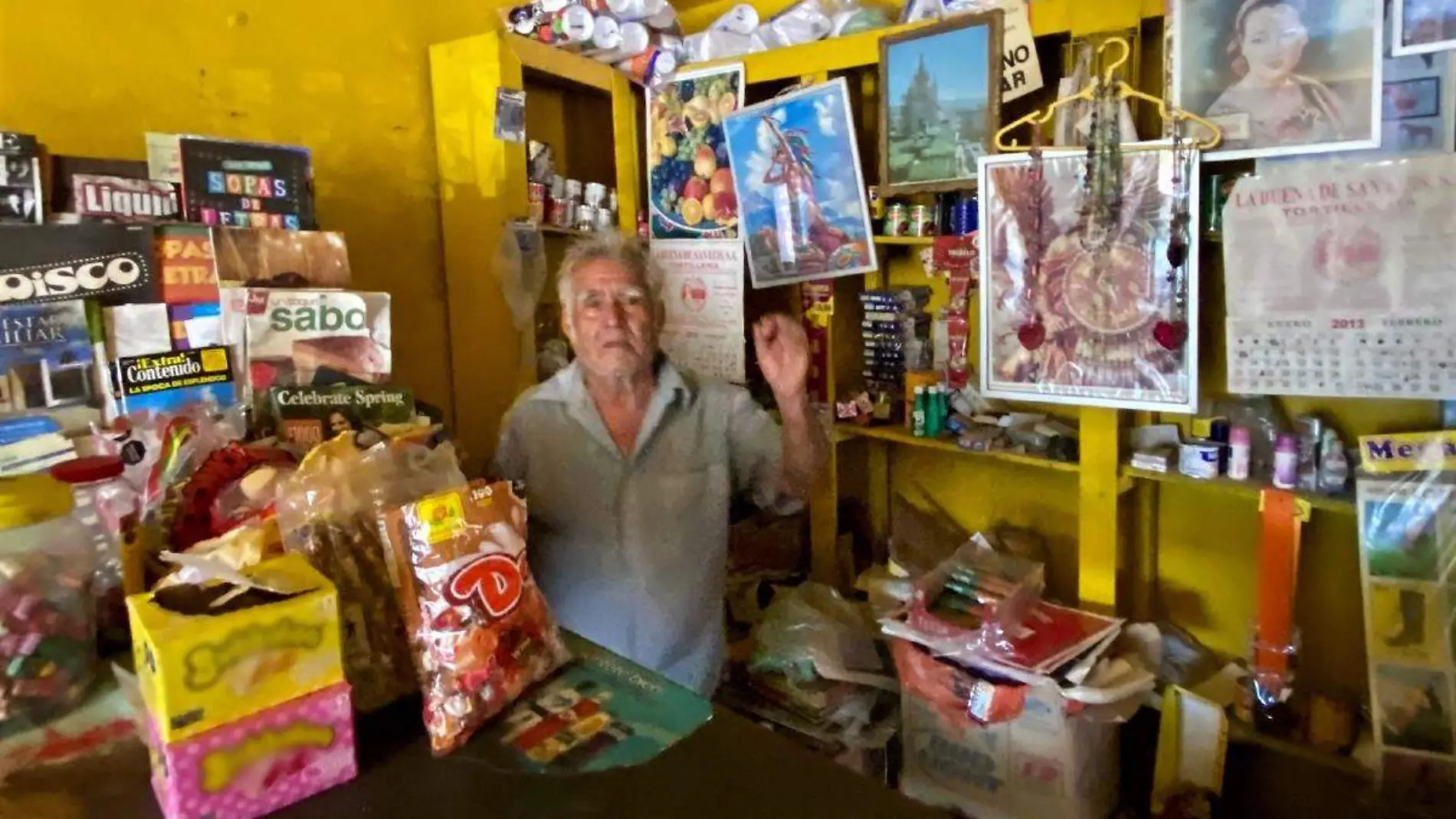 El señor Catalino García atienden una tienda de abarrotes que abrió sus puertas en la década de 1980